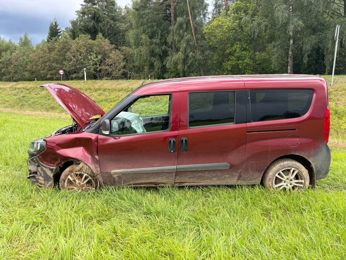 Sõiduk sõitis Põlvamaal põllule.