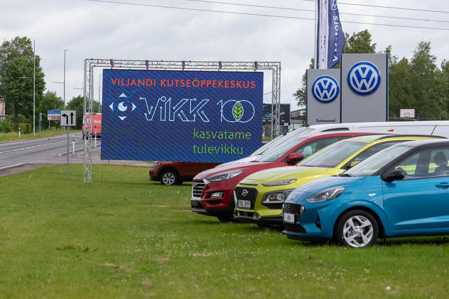 Paigaldaja sõnul on reklaam Tallinna tänava ääres esialgu kuu aega, kuid ta ei välistanud, et see võib sinna jääda ka pikemaks ajaks.