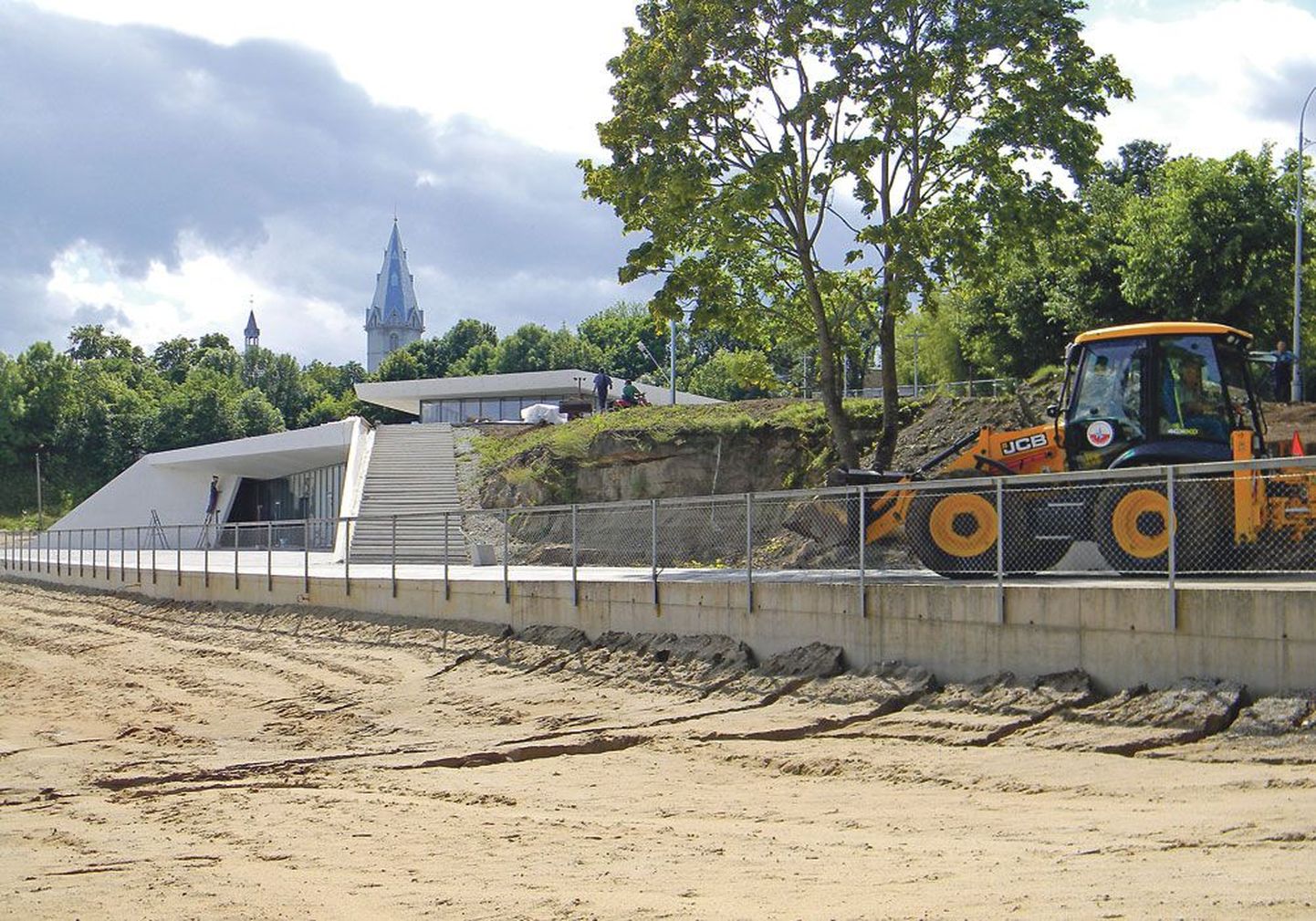 Как утверждает вице-мэр Нарвы по городскому хозяйству Максим Волков, после того, как строительством пляжной зоны в Липовой ямке занялась фирма Pärnu REV, положение дел на объекте значительно улучшилось.