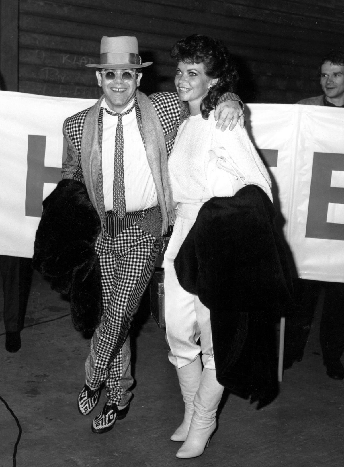 Elton John koos sakslannast abikaasa Renate Blaueliga. Paar oli abielus neli aastat vaatamata muusiku seksuaalsele orientatsioonile.