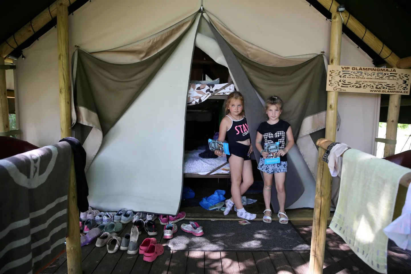 Torma puhkemaja korraldatud keelelaagris osalenud Ukrainast pärit Darina (vasakul) ja Vika ööbisid koos teistega suures telgis naridel. Tihedatest päevadest hoolimata jätkus lastel jaksu ja juttu varajaste hommikutundideni.