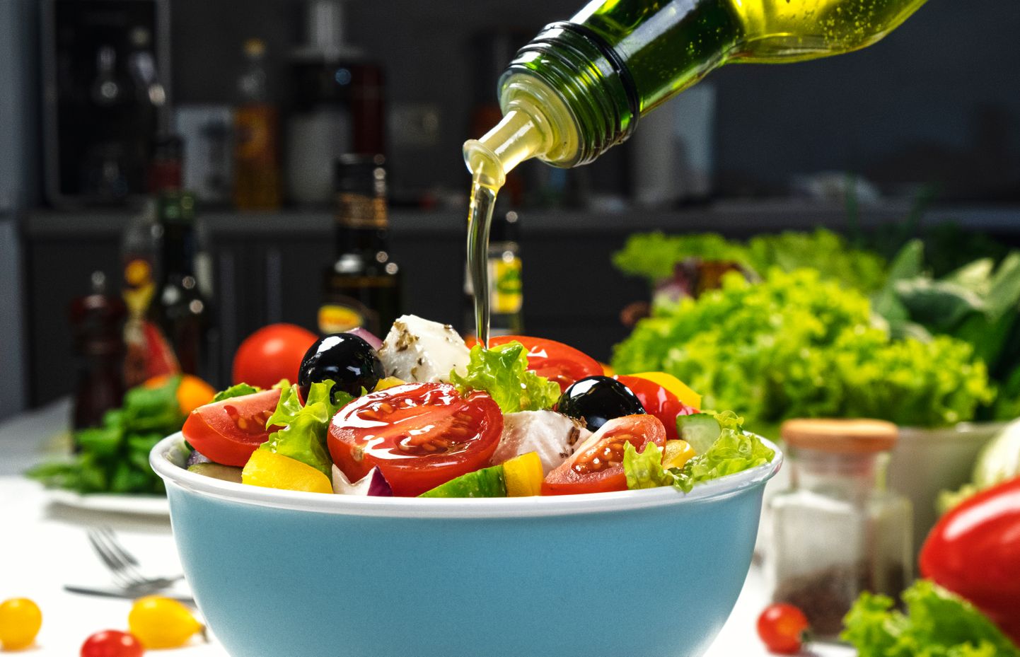 Овощной салат с оливковым маслом. Фото иллюстративное.
