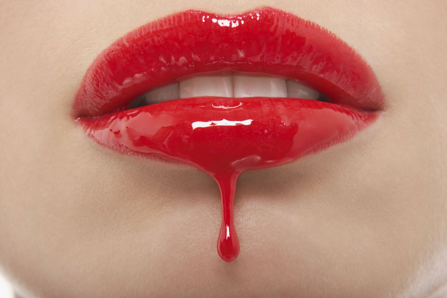 Pärast püsimeigi protseduuri lubas ilusalong naisele ilusat punast huulevärvi.