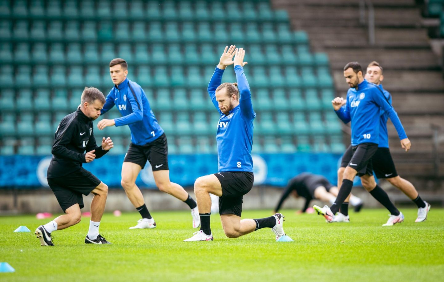 Eesti jalgpallikoondis Lillekülas treeningul, esiplaanil Henri Anier.