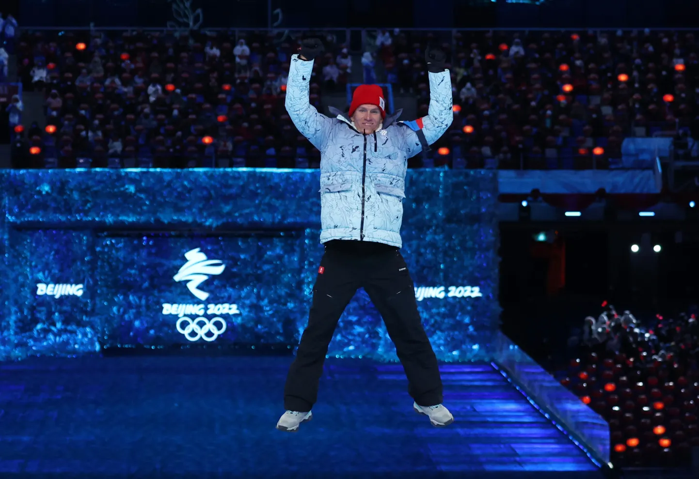 Venelane Aleksandr Bolšunov võitis 2022. aastal Pekingi olümpial kolm kuldmedalit. Pildil on ta meeste 50 km maratoni medalitseremoonial, neli päeva hiljem alustas Venemaa sõjavägi äkkrünnakut Ukrainale ja Kiievile.