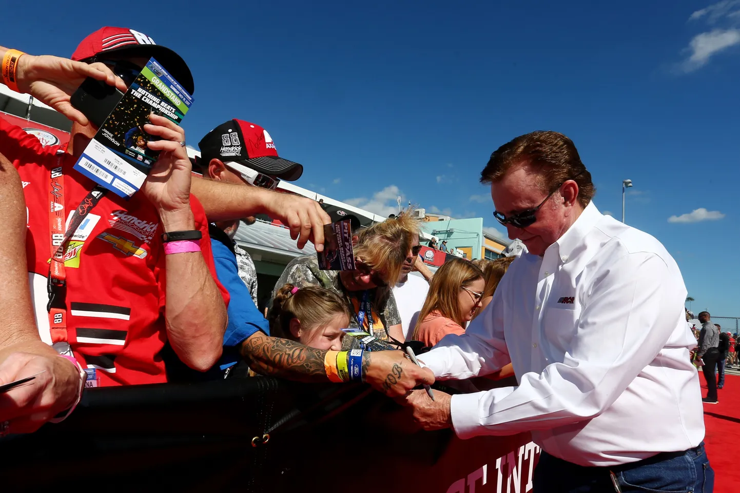 Richard Childress fännidele autogramme jagamas.