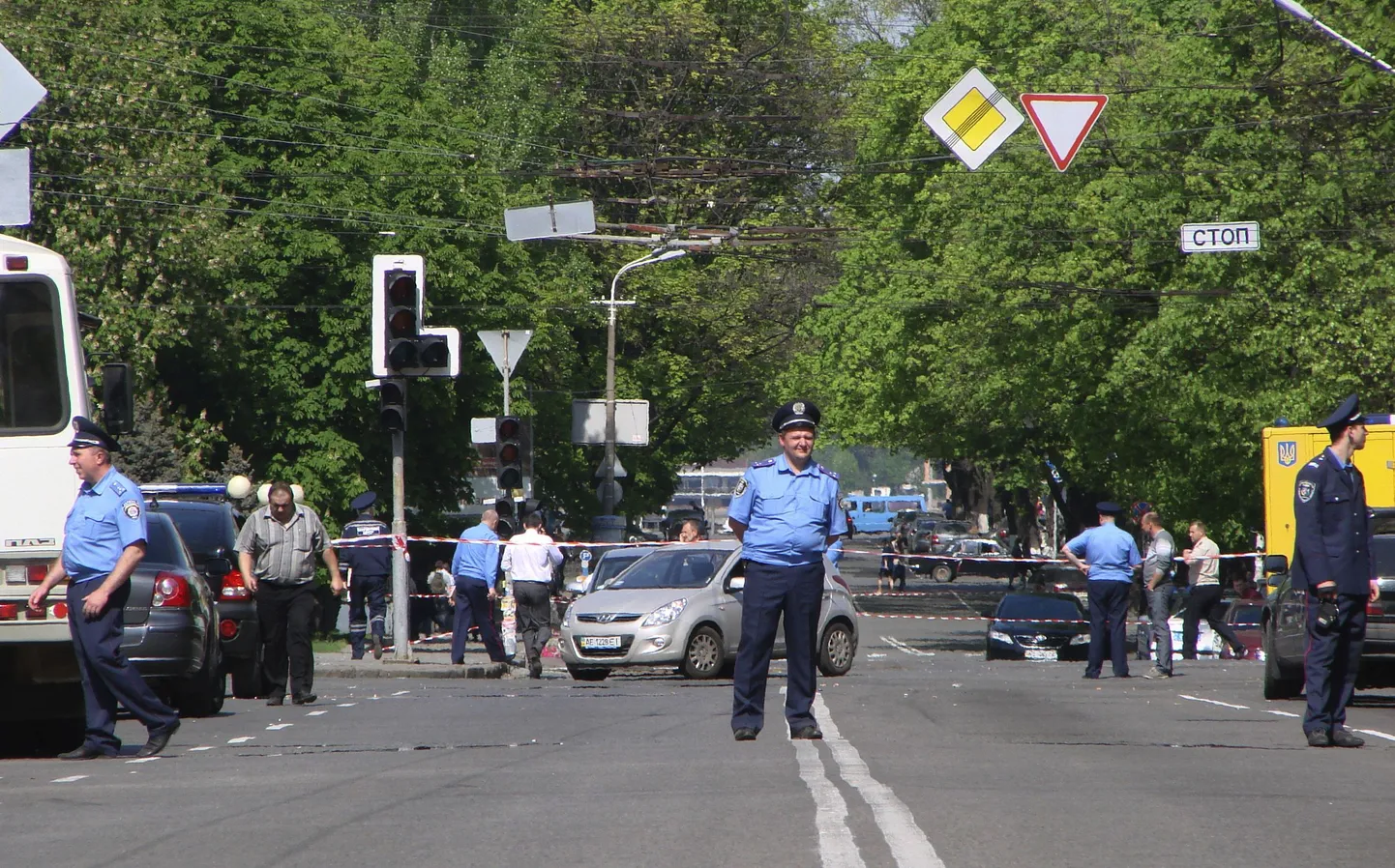 Politseinikud panid Dnipropetrovskis juhtunud plahvatuse tõttu kinni osa tänavast.