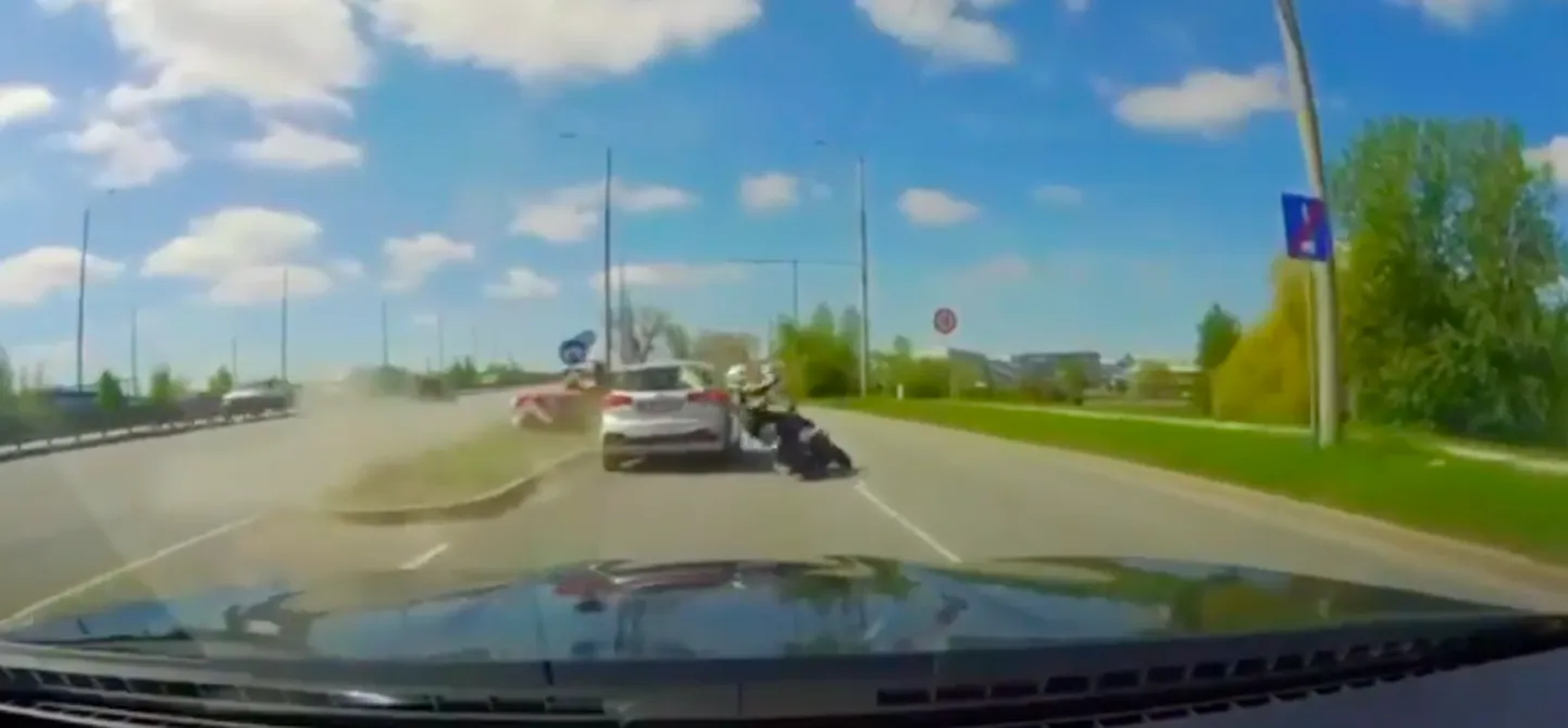 Pārgalvīgs autovadītājs uz Salu tilta notriec motociklisti.