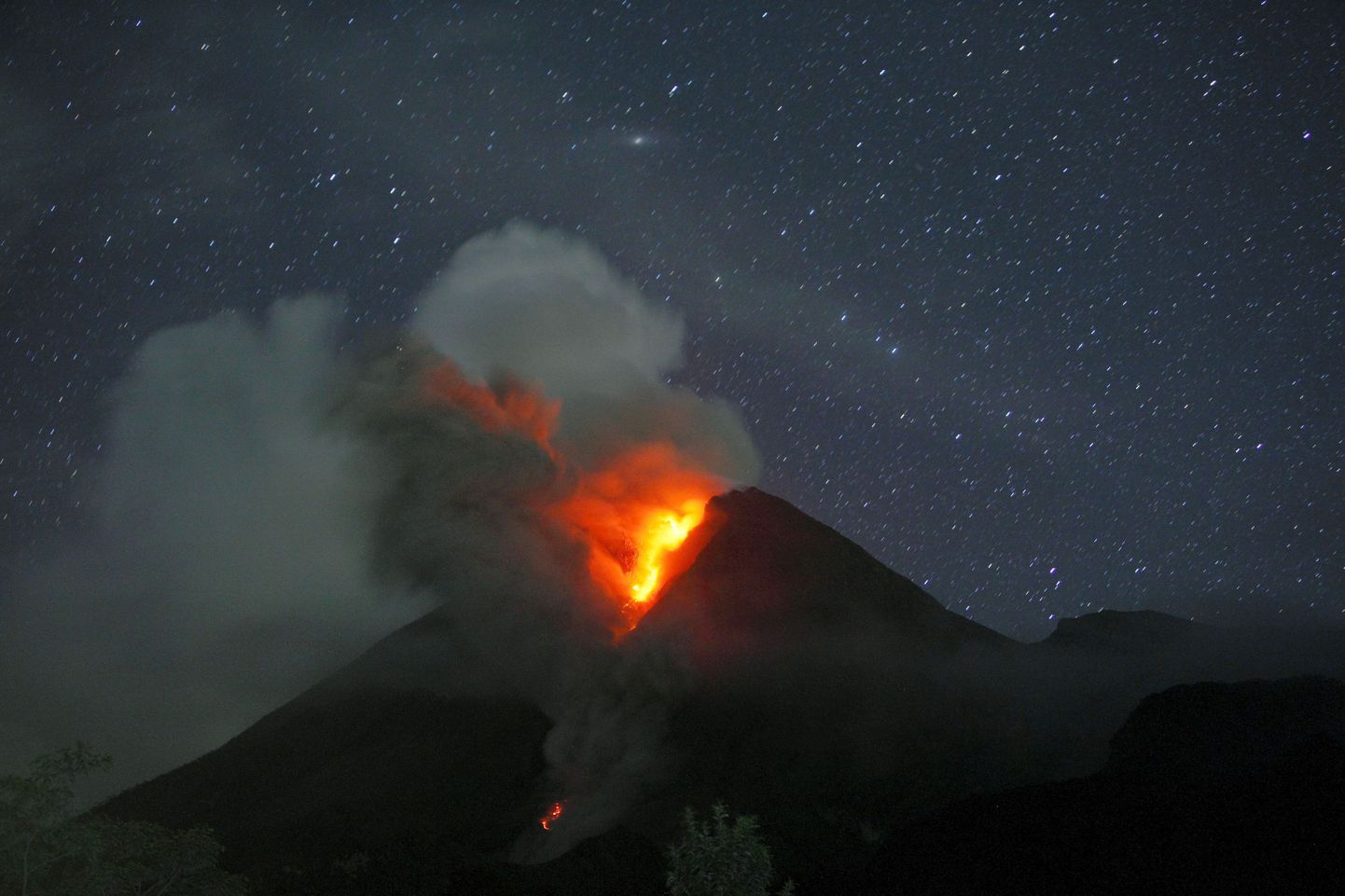 Merapi vulkaani tänahommikune purse. Foto on tehtud Sidorejo külas iidse Yogyakarta linna lähedal.