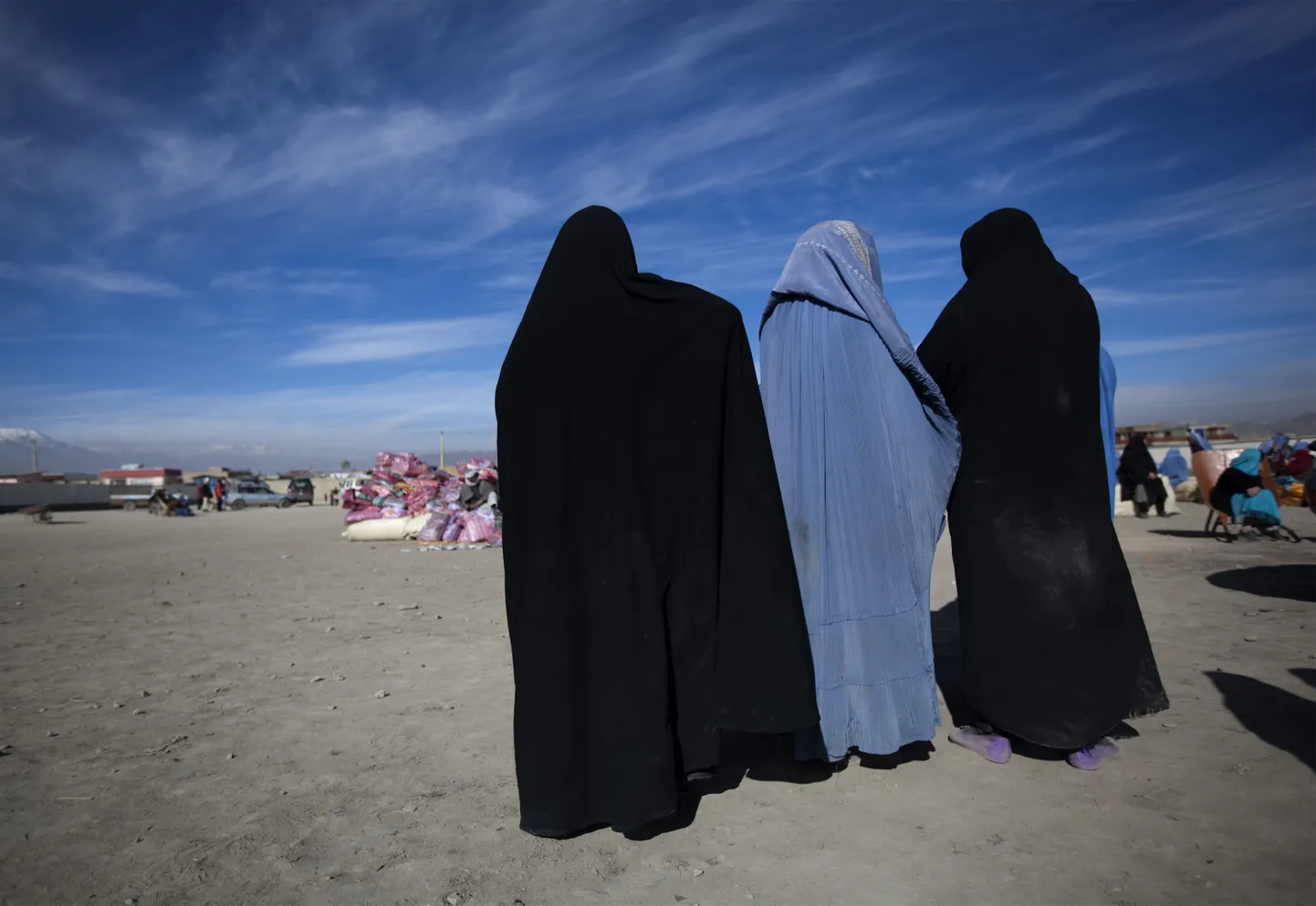 Burkasid kandvad naised.