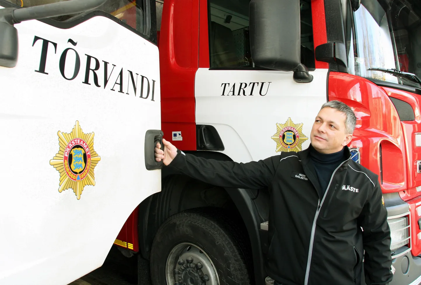 1. veebruarist Kalevi tänava depoos töötavast Tartu päästekomando pealikust Igor Galjutinist vasakul on päästeauto, mille uksel on veel Tõrvandi komando kiri. «Varsti on siin uksel Tartu,» kinnitas pealik. Tema selja taga oleva õige kirjaga paakauto sai komando linna kolleegidelt.