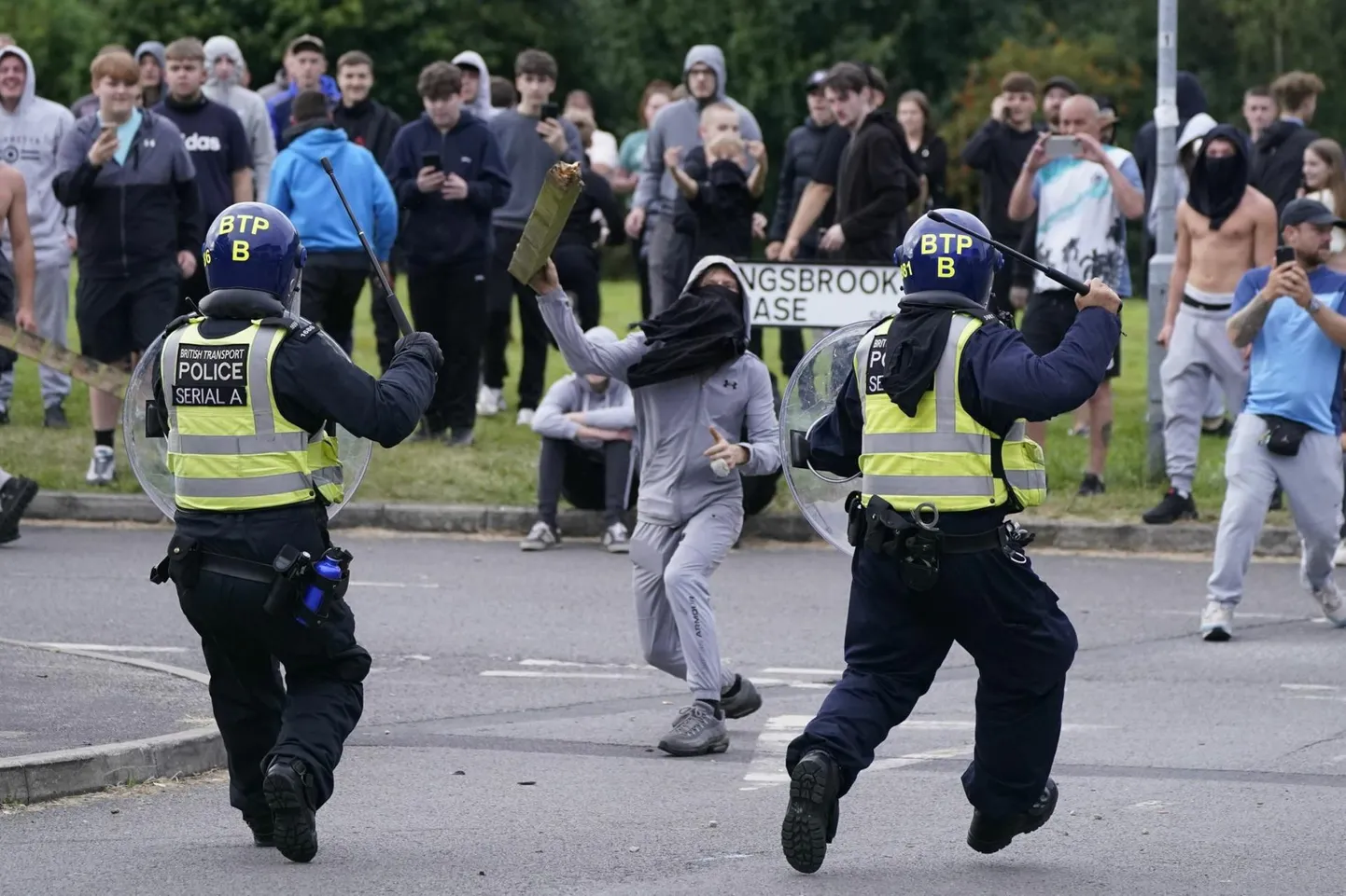 Inglismaa keskosas Rotherhamis puhkesid pühapäeval tänavarahutused.