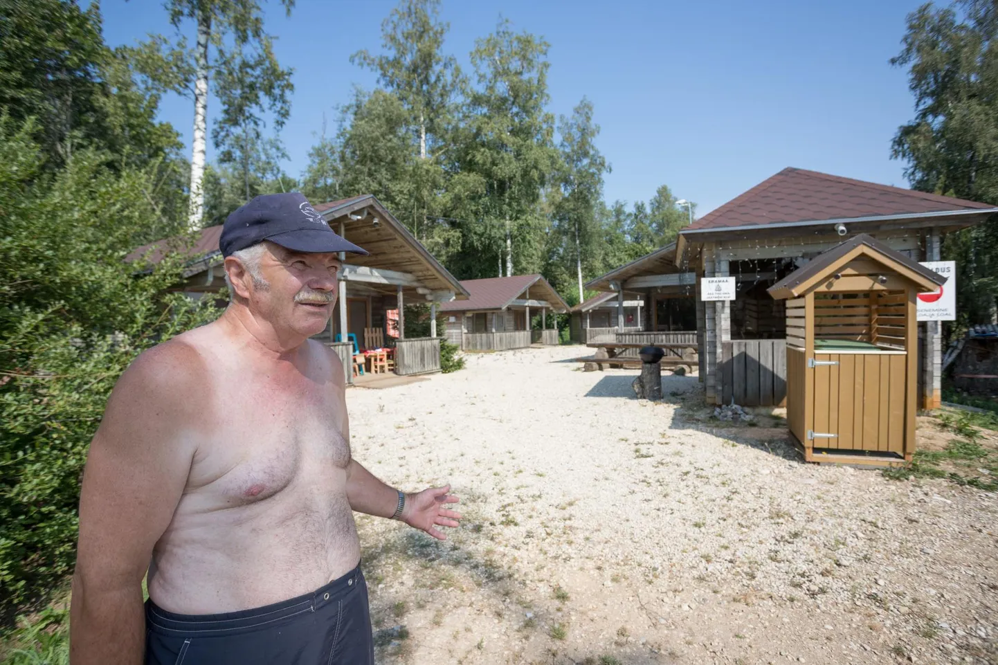 Võrtsjärve ääres Valma külas elav Leo Aasa lootis koos abikaasaga nende maale rajatud puhkekompleksis tööd saada, kuid turistide asemel näeb ta seal suvitamas vaid hoonestusõiguse omanikke.
