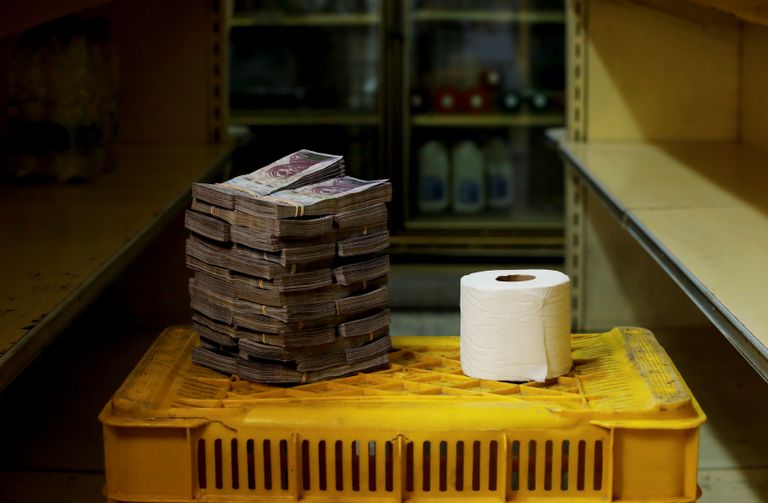 Tualetes papīra ruļļa cena - 2,6 miljoni bolivāru jeb 0,35 eiro.