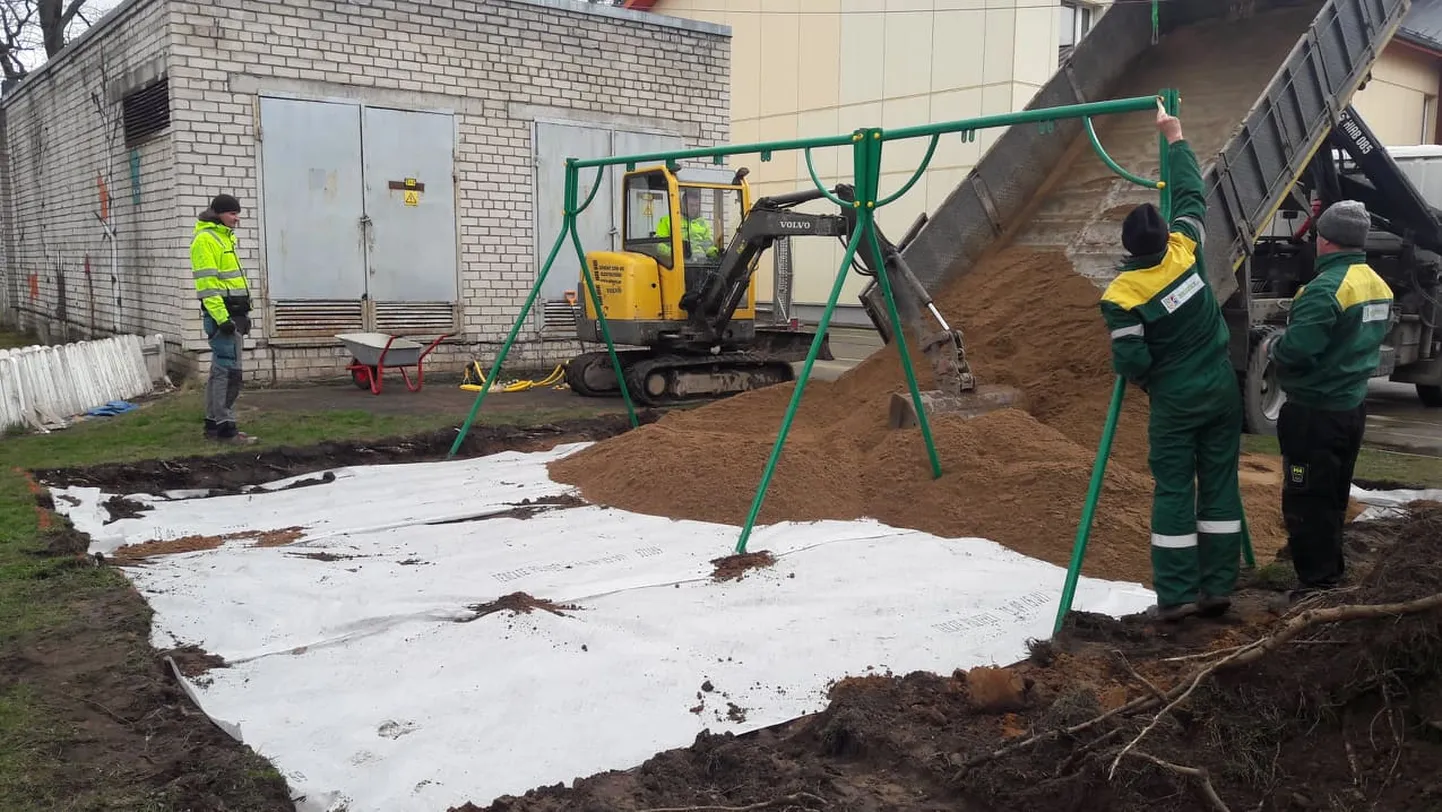 Valga Kasekese lasteaia õuele paigaldati muu hulgas kiiged.