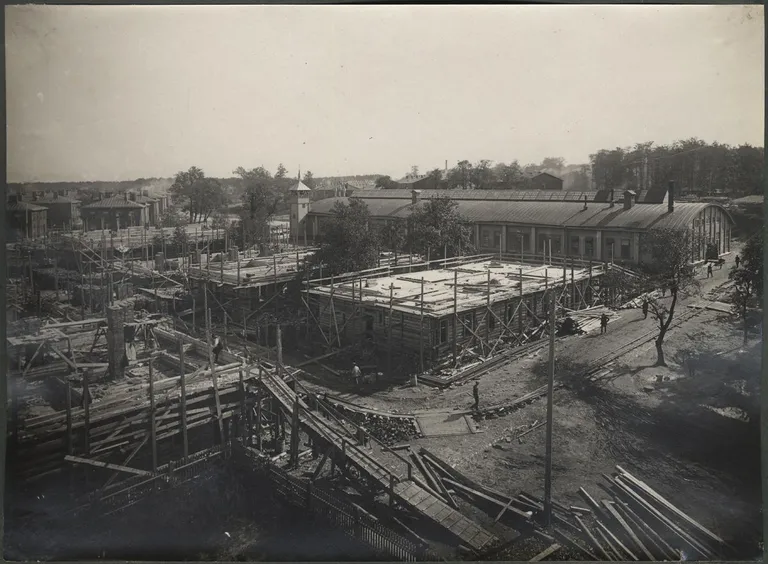 Valmivad tööliselamud Vene-Balti laevatehase töölisasumis, hilisemal Kopli liinide alal, 1913-14. Tagaplaanil söökla-klubi, mida sai kasutada ka õigeusu kirikuna.