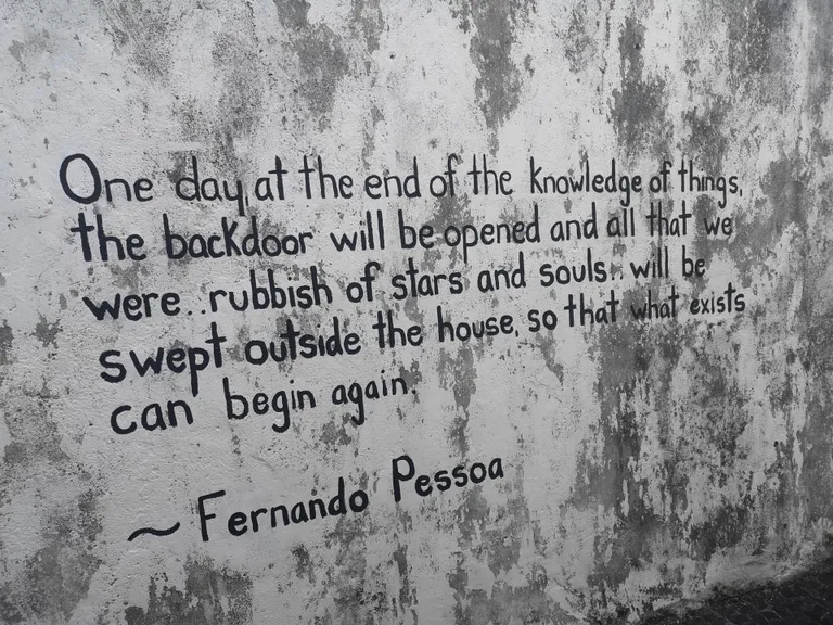 Pessoa tsitaat seinal ühel Ponta Delgada tänaval: Ühel päeval kõikide teadmiste lõpus avaneb tagauks ja kõik, mis me seni olime, tähtede ja hingede sodi, pühitakse majast välja, nii et olev saaks uuesti alata.