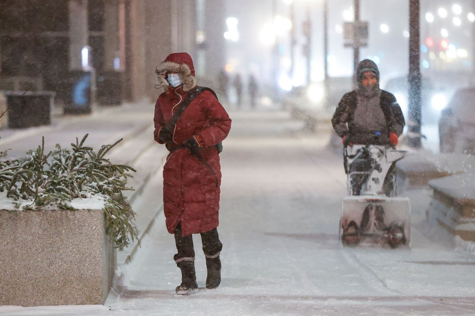 Üle USA liigub talvetorm Elliott. Pildil inimesed 22. detsembril 2022 tuulises ja lumises Illinoisis Chicagos