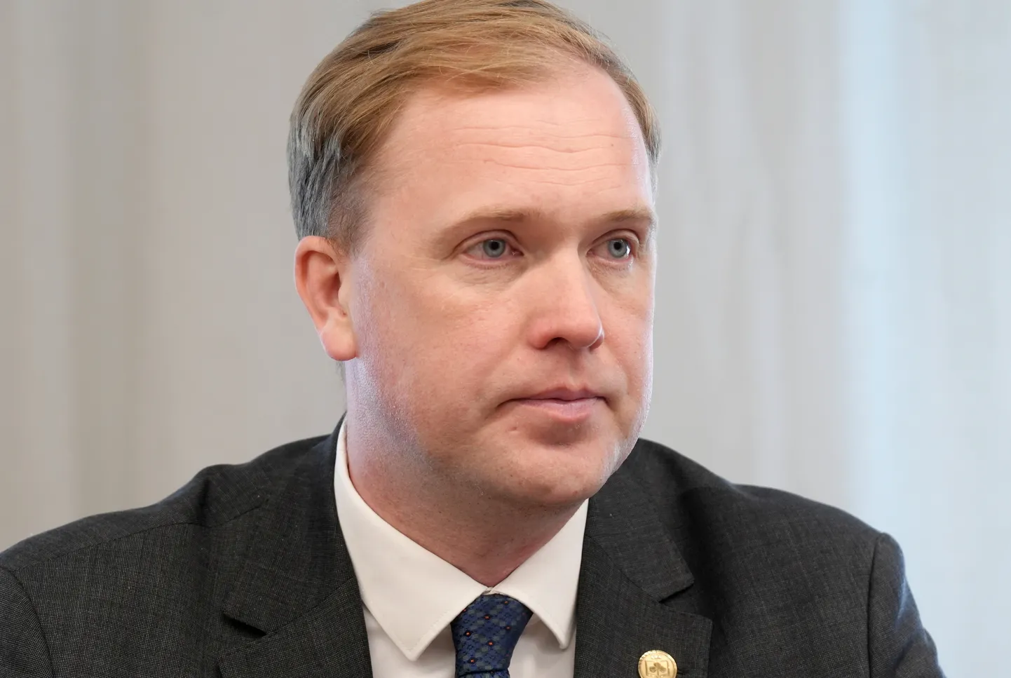 Ekonomikas ministrs Viktors Valainis piedalās preses konferencē, kurā paraksta memorandu par pārtikas cenu samazināšanu.