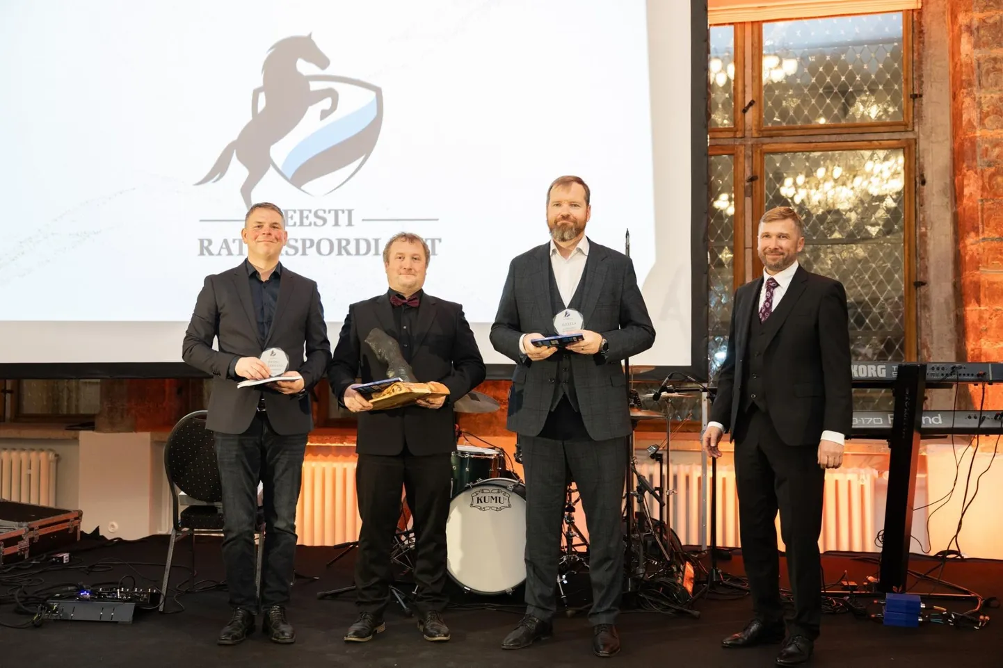 Aasta treener Hanno Ellermann (vasakult), parima võistlusraja meister Arvi Annimäe, Alexela AS-i kui aasta sponsori esindaja Marti Hääl ja Andres Tõnissoo, MTÜ Eesti Ratsaspordi Liit juhatuse liige.