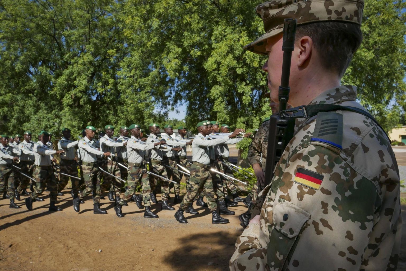 Saksa sõdur väljaõppemissioonil Malis: nii Riho Terras kui Urmas Paet kahetsevad, et ELi eelarves napib raha julgeolekule.
