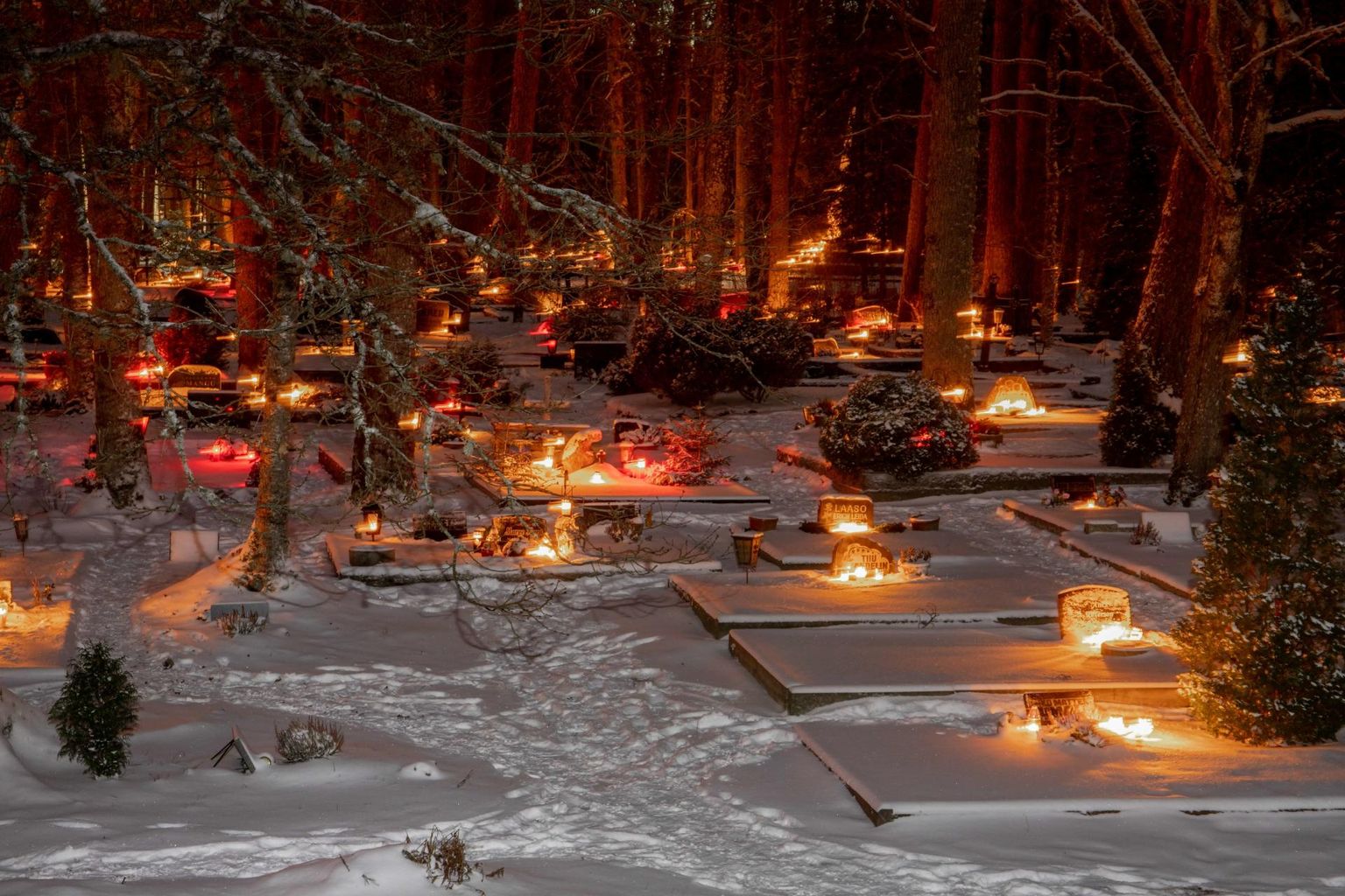 Jõululaupäeva õhtupoolikul süütasid inimesed kalmistutel tuhanded küünlad.