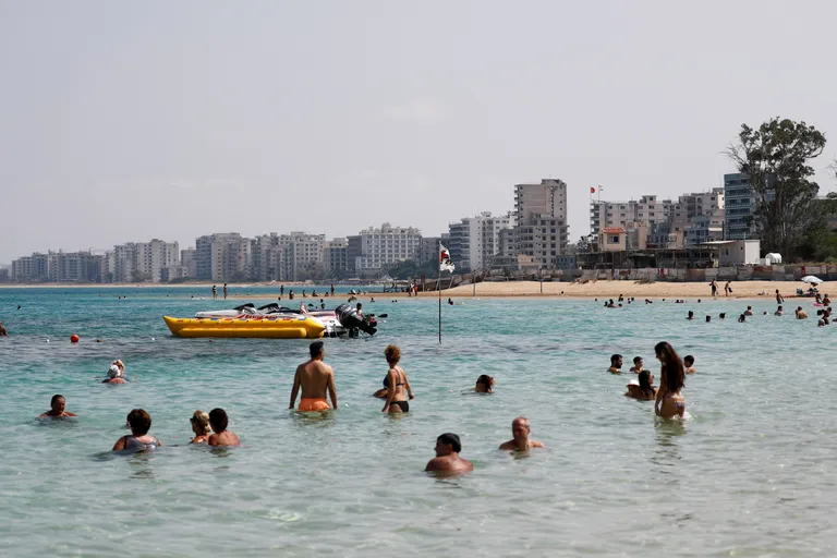 Famagusta supelrannast avanev vaade hüljatud kuurordile.