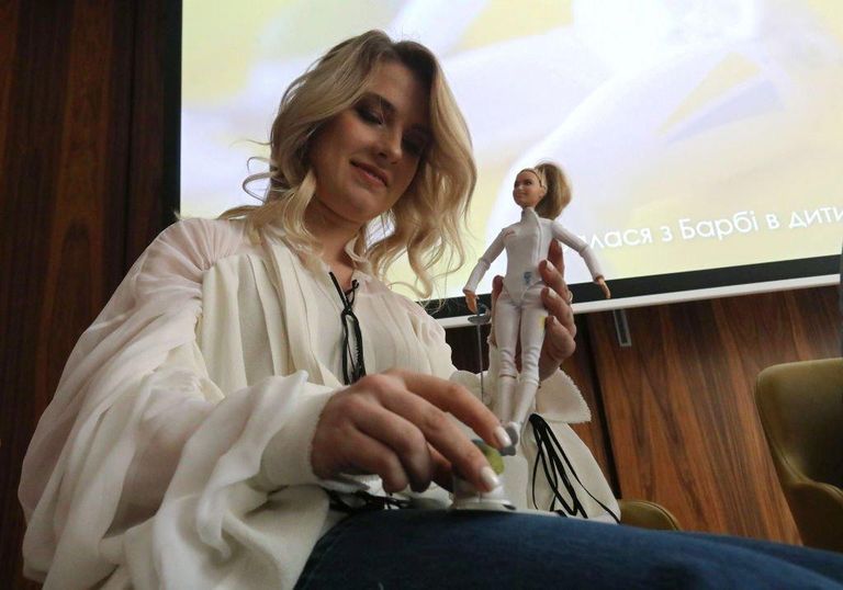 Ольга Харлан с куклой Барби, созданной по мотивам ее достижений