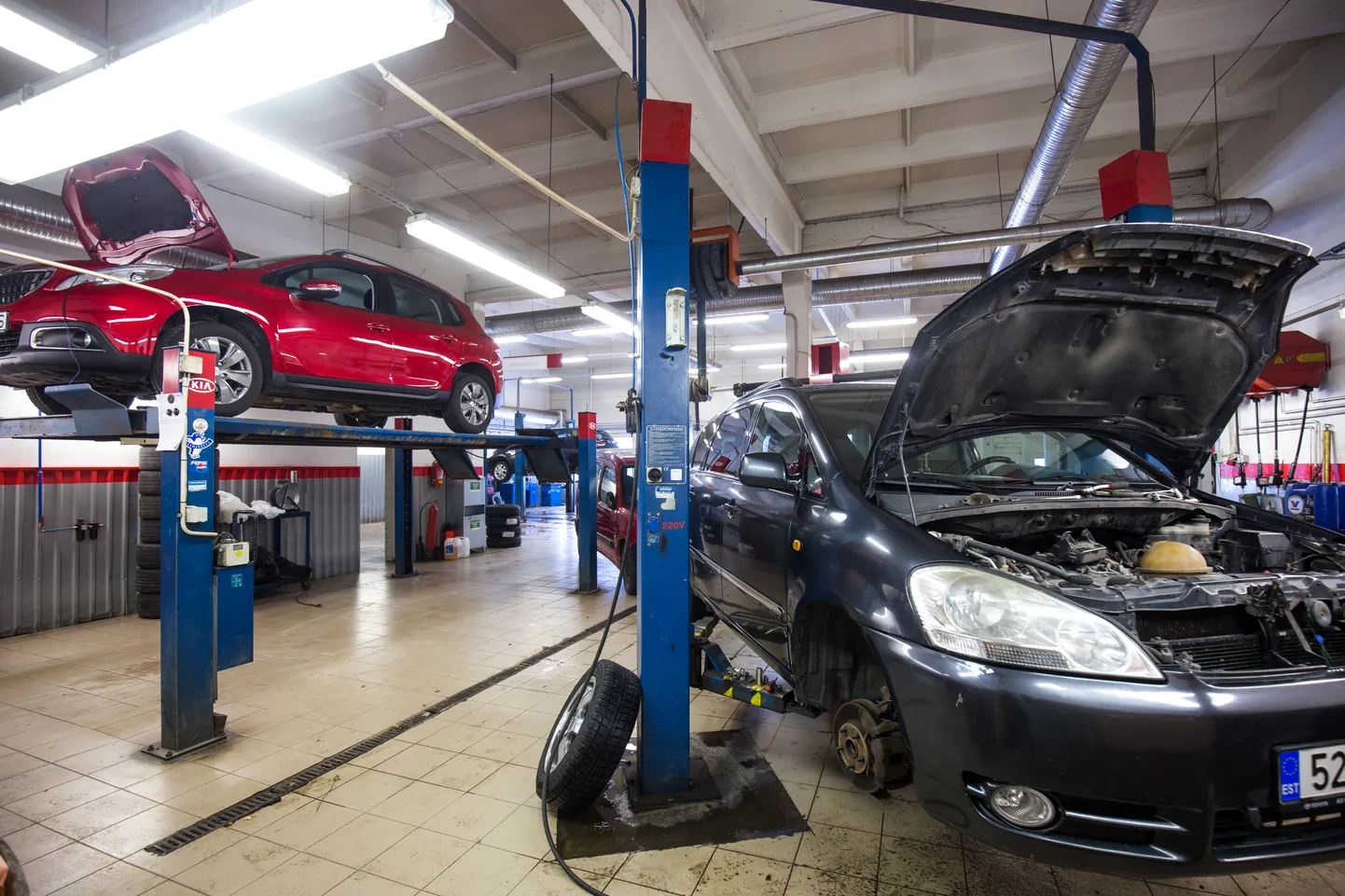 Очень малое число обладателей новых автомобилей самостоятельно покупает необходимые для обслуживания детали.