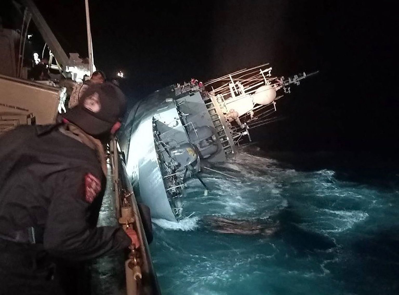 Корабль ВМС Таиланда затонул во время шторма.