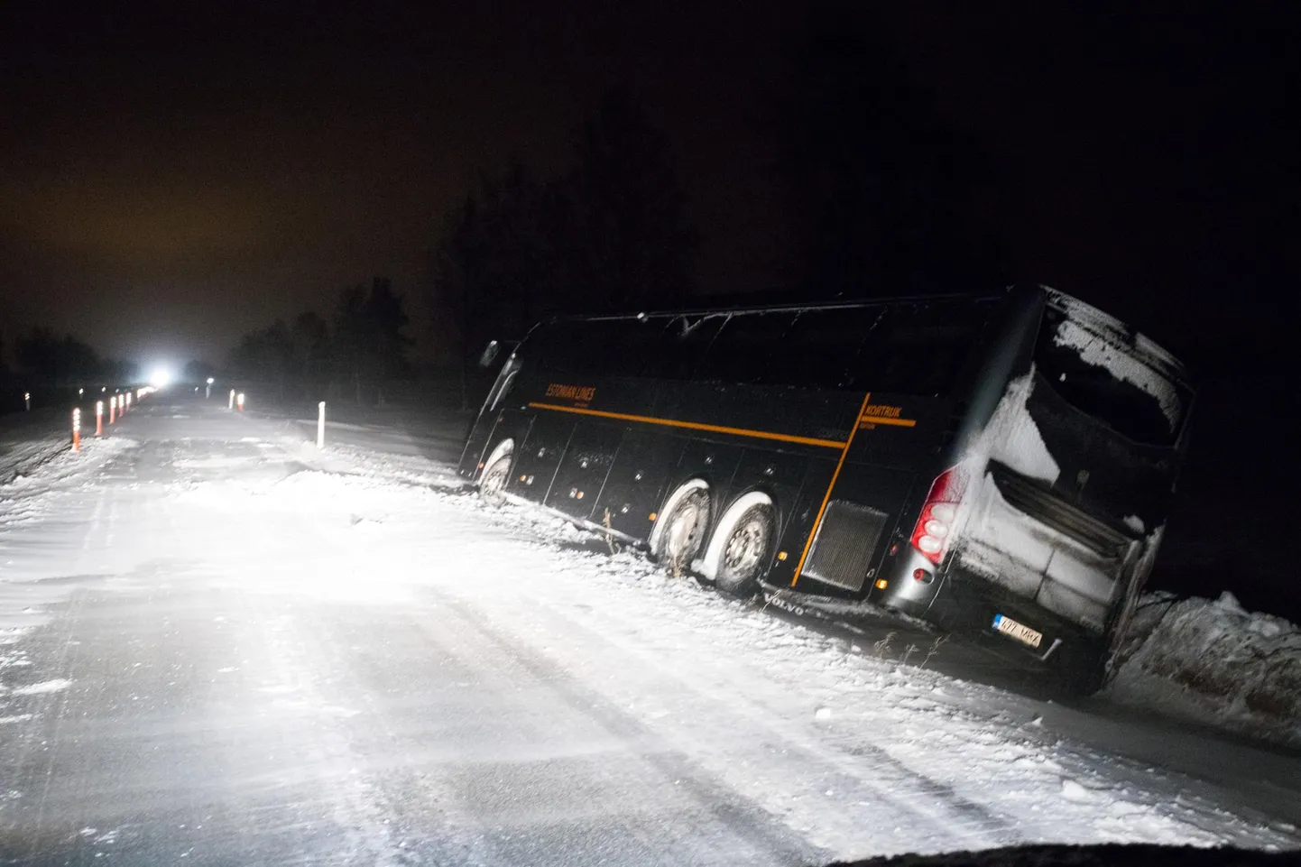 Talvetormid võivad tuua endaga kaose liikluses, samuti elektri- ja veekatkestusi - nendeks tuleb valmis olla. Pildil tormi ja lumesaju tõttu teelt välja sõitnud buss Aaspere kandis 2. jaanuaril 2019.