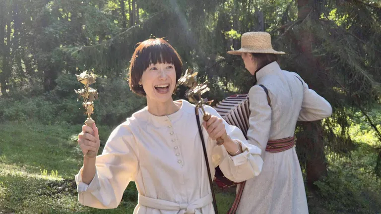 Modele un influencere Kavahara Kanako skandina trideksni, kuram attāls brālēns mājo arī Japānā – kagura suzu.