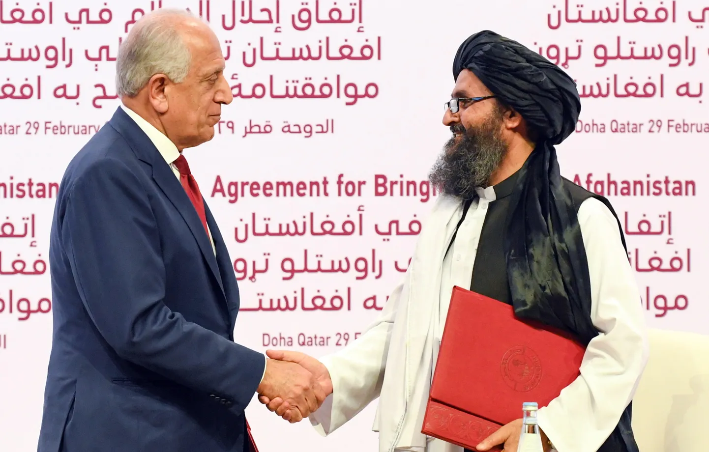 Ühendriikide eriesindaja Zalmay Khalilzad ja Taliban kaasasutaja mulla Abdul Ghani Baradar Ühendriikide-Talibani rahuläbirääkimiste ajal Dohas 2020. aastal.