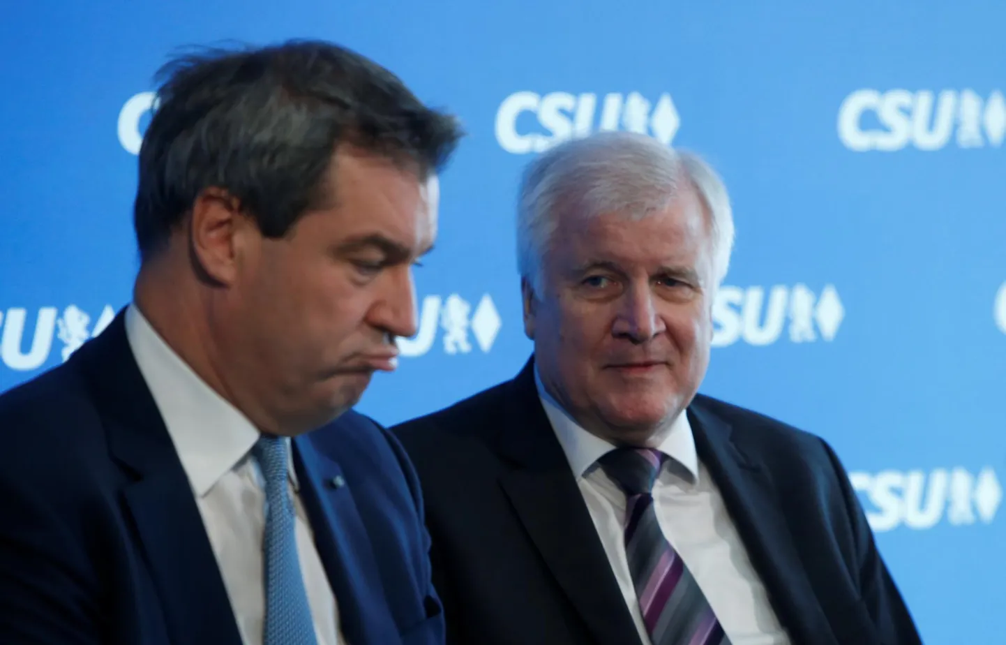 Kristlik-Sotsiaalset Liitu tüürival Saksa siseministril Horst Seehoferil (paremal) ja Baieri valitsusjuhil Markus Söderil polnud valimistulemuste selgudes põhjust rõõmustamiseks.