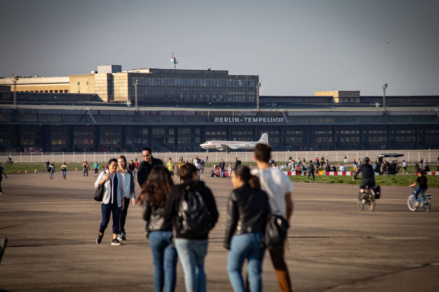 Tempelhofi lennuväli suleti õhusõidukitele 2008. aastal ning praegu on see kasutusel pargina, kus inimesed aega veedavad ja spordivad.