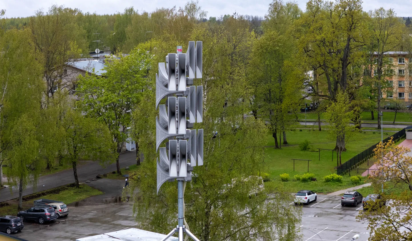Sireenide katsetamise ajal kasvas riigiinfo telefoni kõnekoormus 16-kordseks. Pildil ohusireenid Valgas.