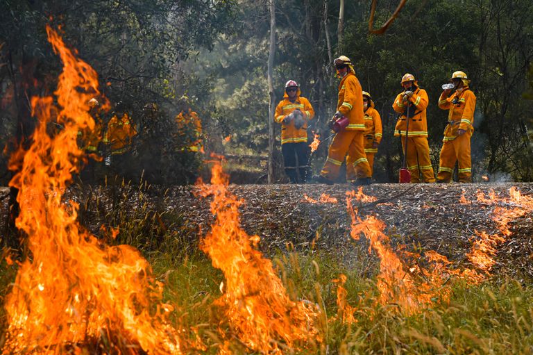 Maastikupõleng ja tuletõrjujad Austraalia Victoria osariigis Corryongis 7. jaanuaril 2020.