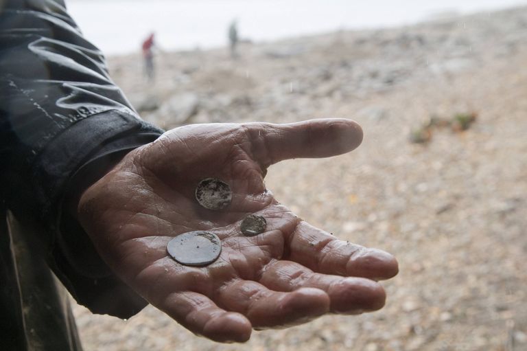 Arheoloog näitamas leitud münte