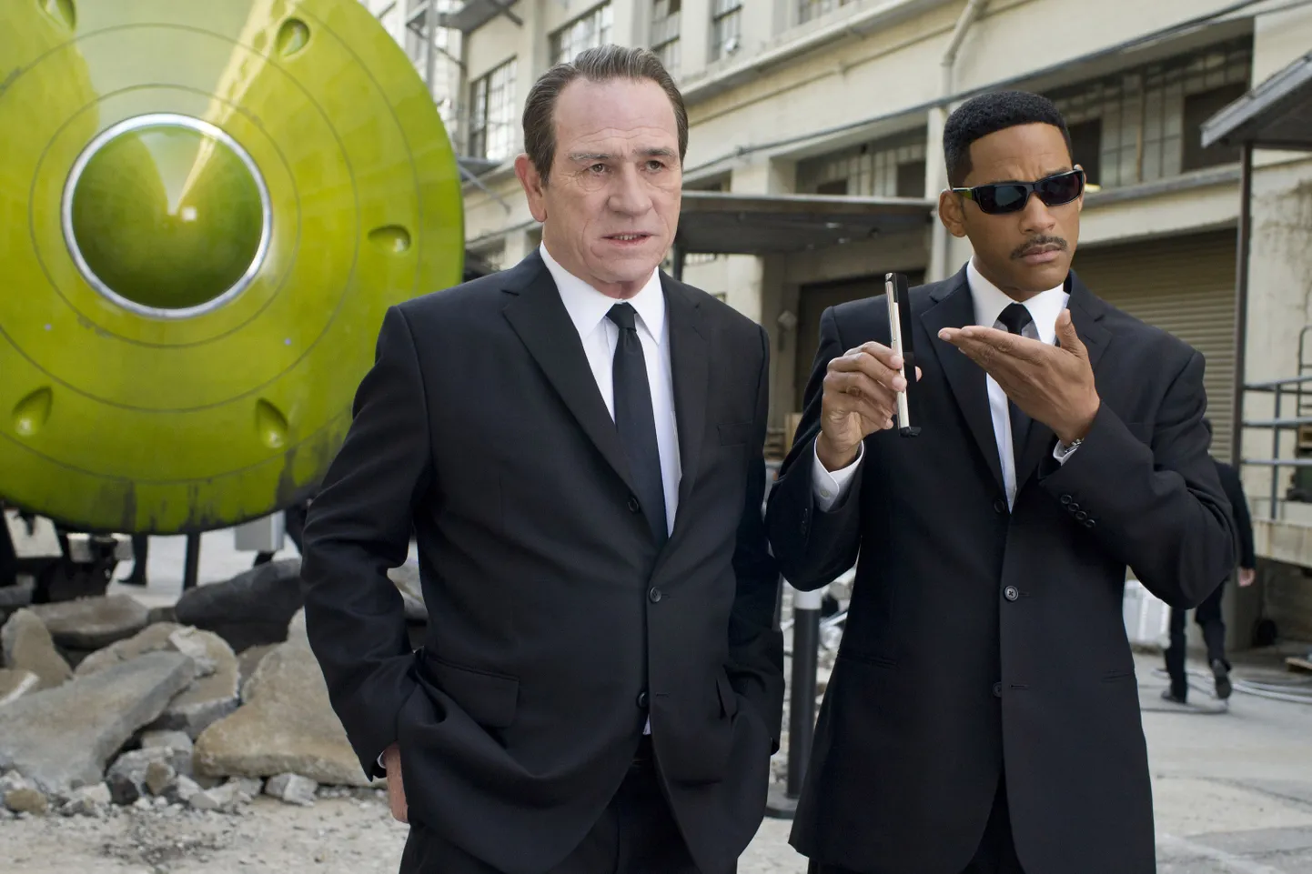 Kaader filmist «Men in Black 3». Fotol Tommy Lee Jones ja Will Smith