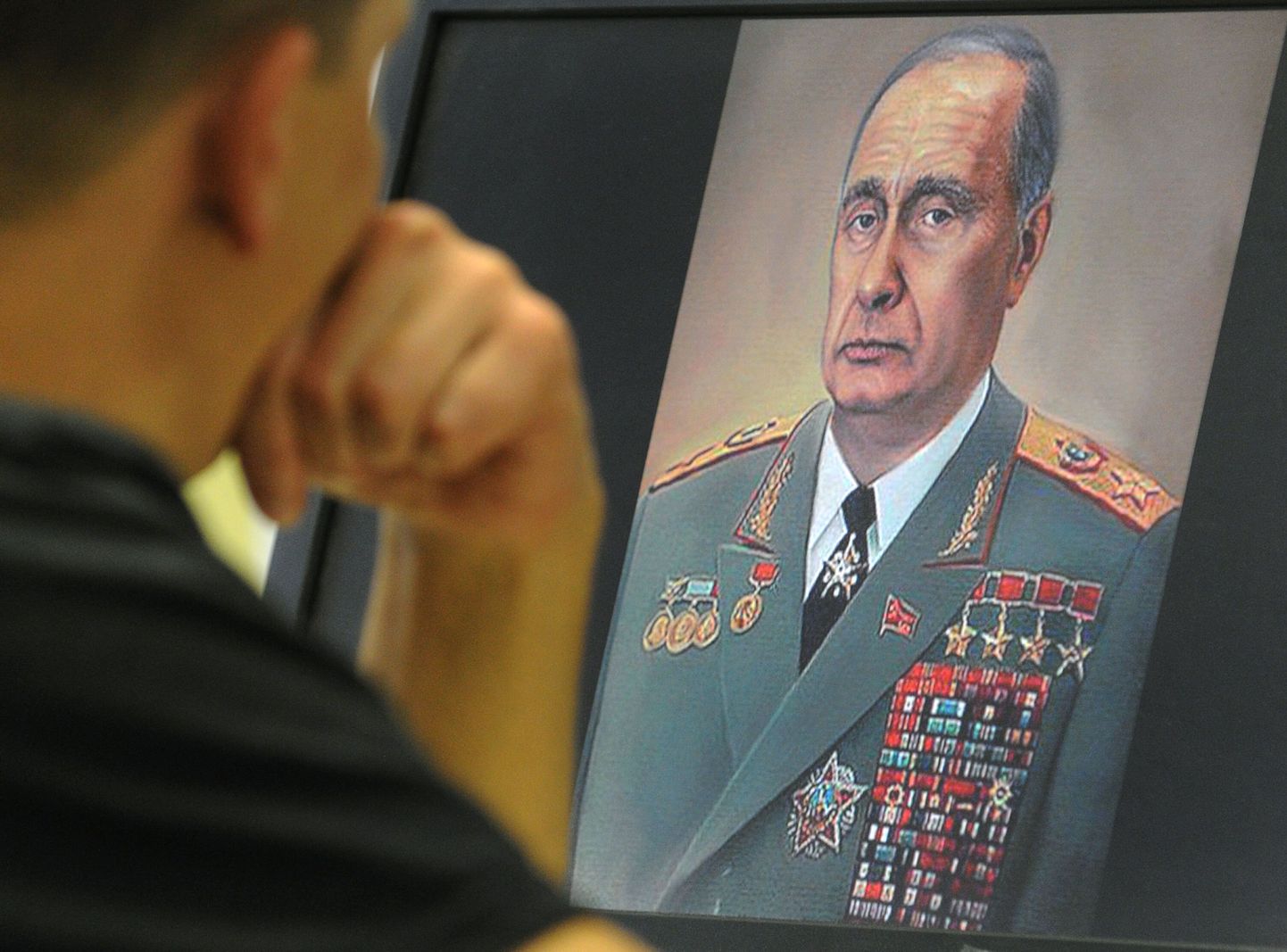 Mees vaatab Venema president Vladimir Putinit Leonid Brežnevina kujutavat karikatuuri.