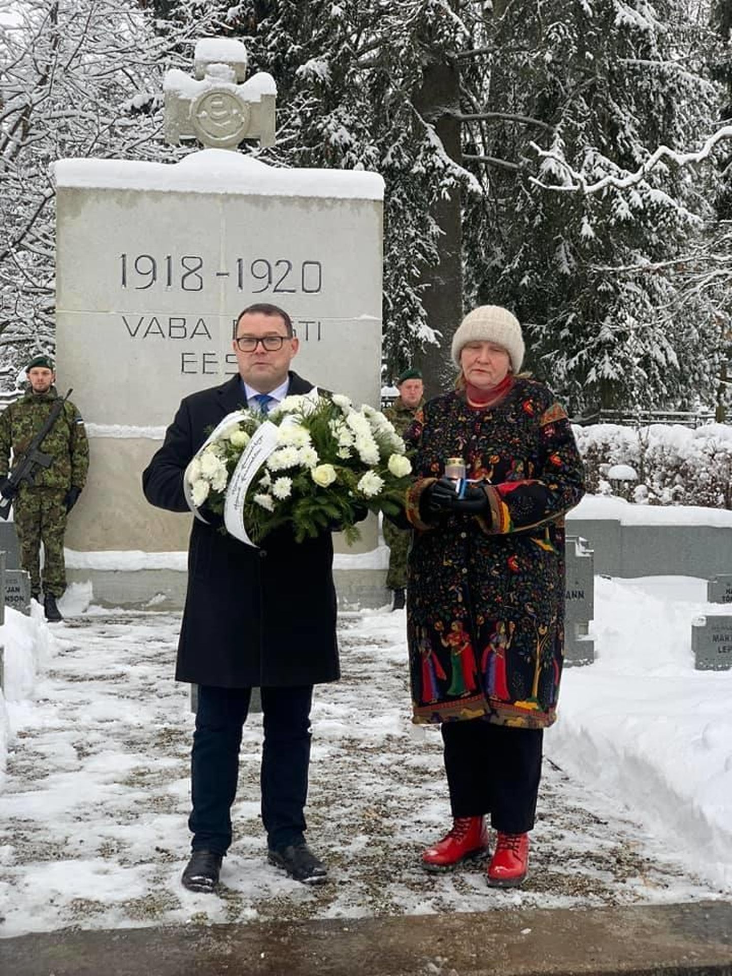 Viljandi linnapea Madis Timpson ja volikogu esimees Helmen Kütt asetasid kell 10.30 pärja Viljandi Vanal kalmistul vabadussõjas langenute mälestusmärgi juurde.