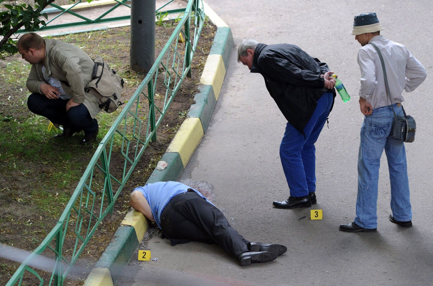 Следователи над телом Буданова.