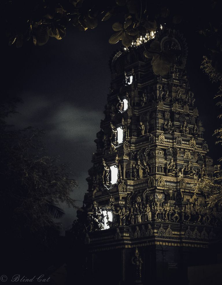 Gopuram ehk sissepääs hindu templisse.