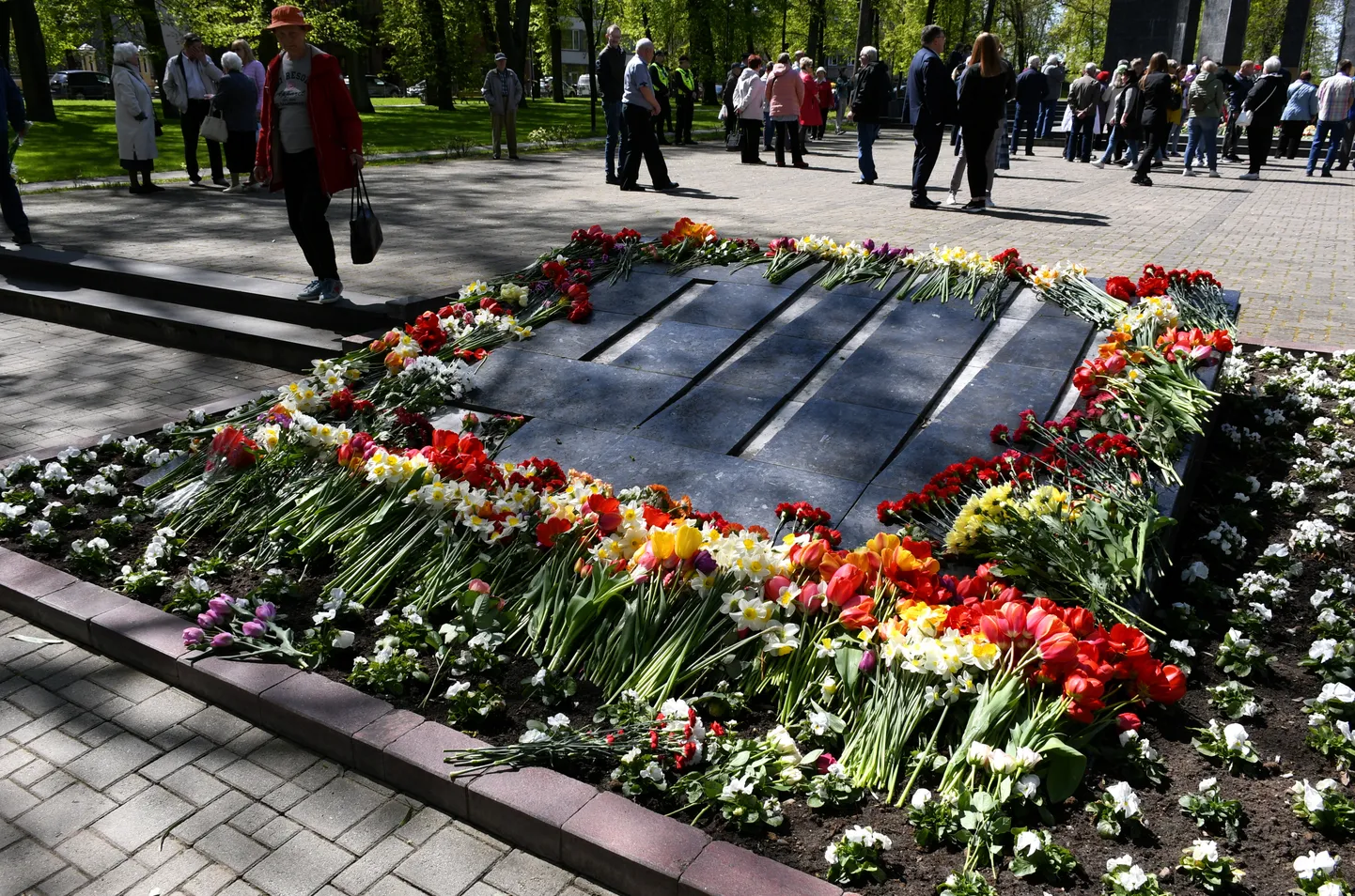 Pretēji aizliegumam 9. maijā rīkot publiskus svētku pasākumus un gājienus, cilvēki ieradušies nolikt ziedus pie mūžīgās uguns Dubrovina parkā Daugavpilī.