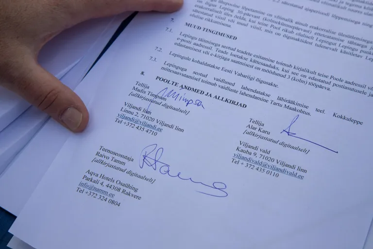 Ujulateenuse ostmise leping allkirjastati 2019. aasta 8. mail. Veekeskuse arendaja Raivo Tamm, Viljandi vallavanem Alar Karu ja Viljandi linnapea Madis Timpson kirjutasid siis alla dokumentidele, mis peaksid linna tooma spaahotelli, veekeskuse ja ujula.
