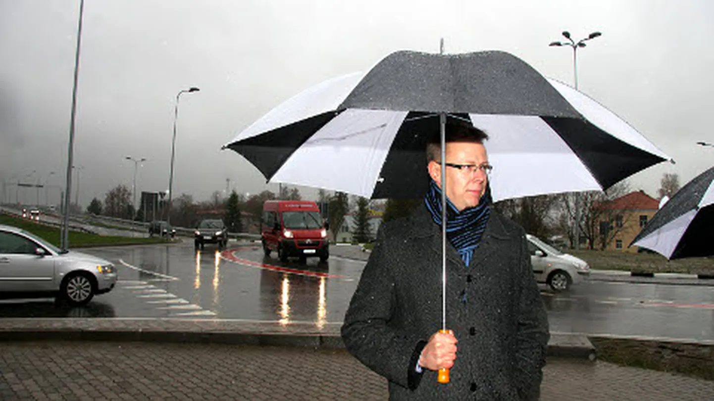 Teede Rev-2 projektijuht Argo Kotsar on kaks aastat vedanud Jõhvi liiklussõlme ehitust. Eile toimunud avatseremoonial võis ta vaatamata tugevale vihmasajule nautida selle suure töö vilju ja kuulata tunnustussõnu paljudelt koostööpartneritelt.