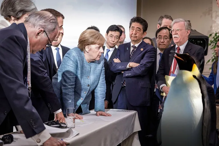Riigijuhtide kohtumise foto, millel Donald Trump on asendatud pingviiniga