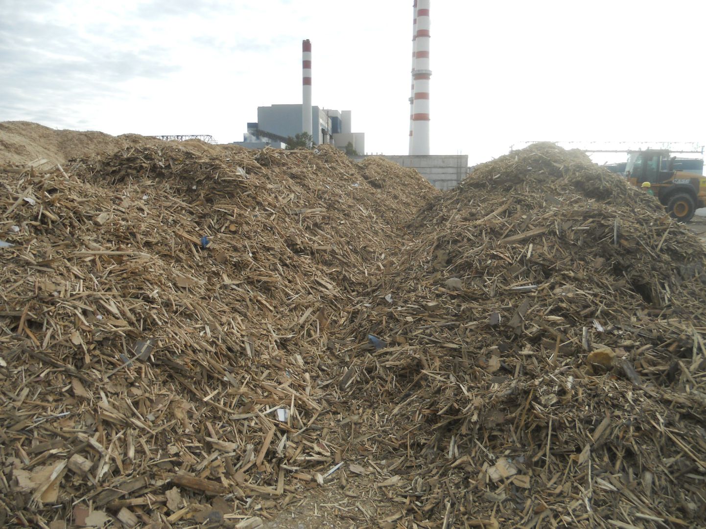 Narvas Eesti Energia Balti elektrijaama lähedale ladestatud puidujäätmed.