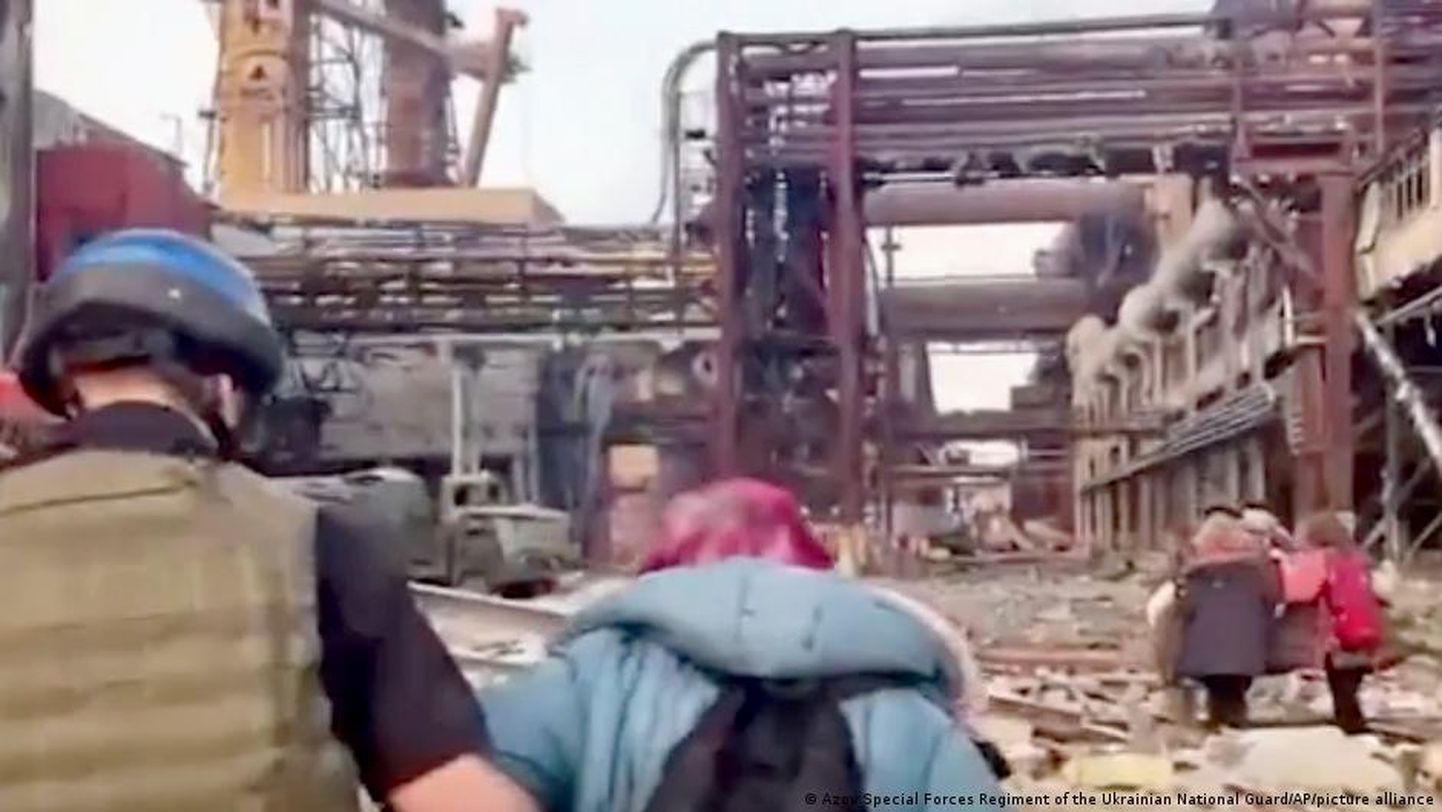 Эвакуация гражданских лиц из развалов завода "Азовсталь"