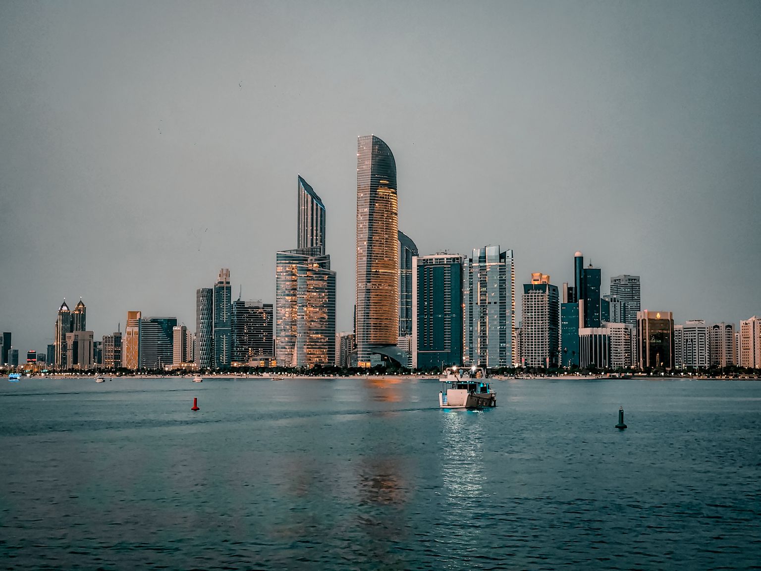 Abu Dhabi on kuulsast sõsarast Dubaist vähem pompöösne, kuid samas kogu AÜE pealinn.